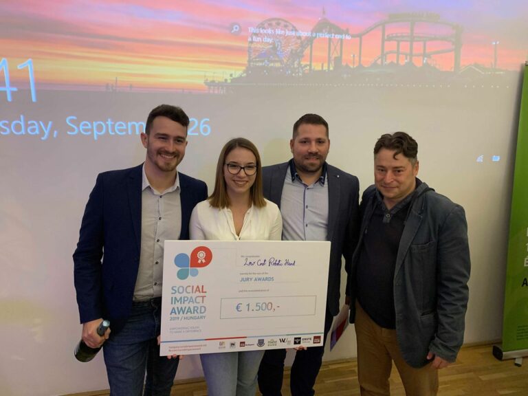 Vas Alexa Zsófia és Low-Cost Robotic Hand csapata.