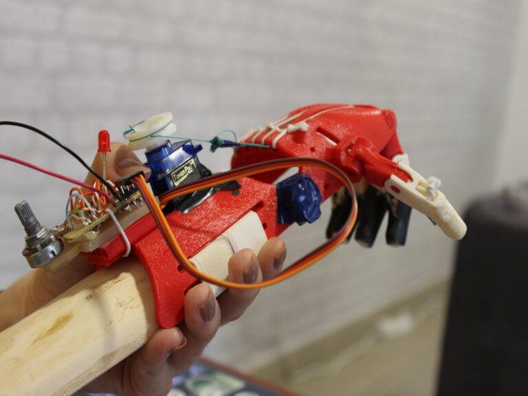 A Low-Cost Robotic Hand egy korábbi prototípusa.